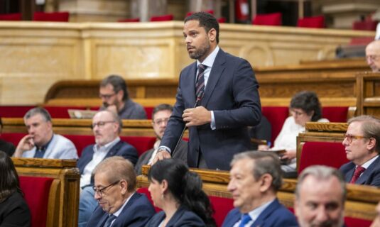 el parlament de catalunya rechaza el principio de prioridad nacional de vox y pp