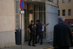 el hermano de pedro sanchez llega a la audiencia de badajoz