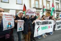 una protesta en lugo carga contra la primera medida de la alcaldesa de retirar una bandera de palestina de un balcon
