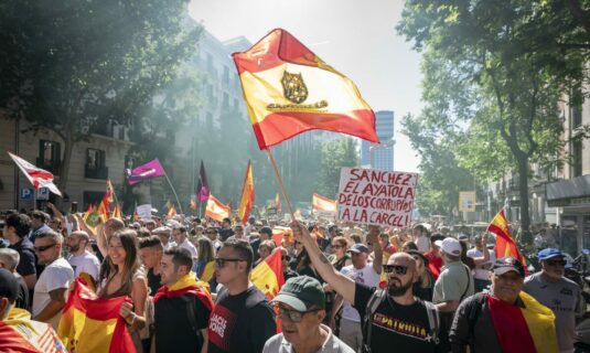 miles de personas piden en madrid la dimision de sanchez en una marcha apoyada por vox y pp