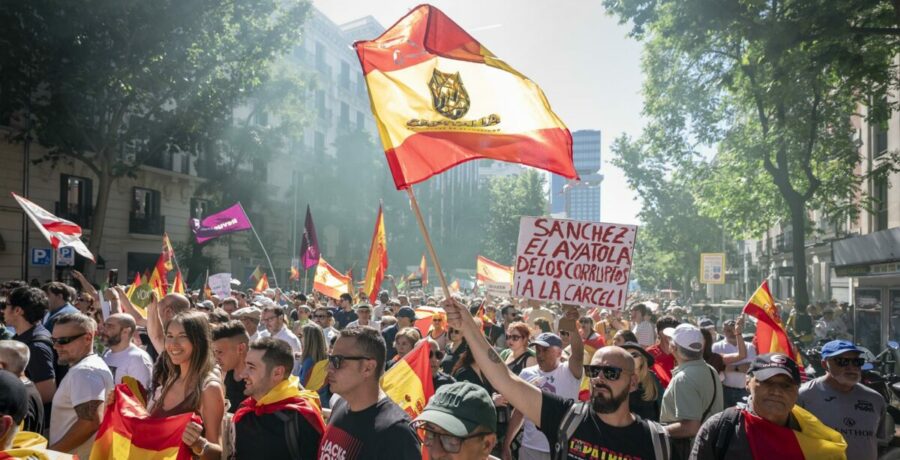 miles de personas piden en madrid la dimision de sanchez en una marcha apoyada por vox y pp