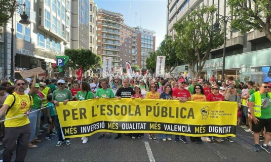 una marea de profesores y familias llena valencia tras 10 dias de huelga es para mejorar la atencion de hijos