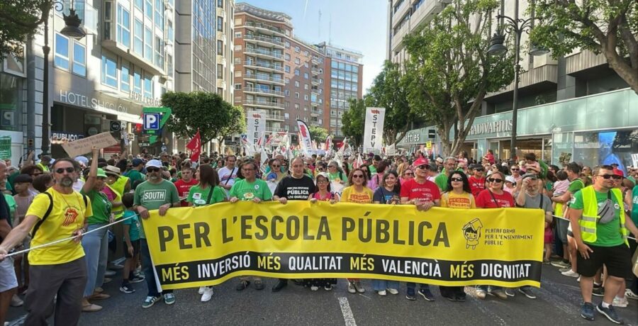 una marea de profesores y familias llena valencia tras 10 dias de huelga es para mejorar la atencion de hijos