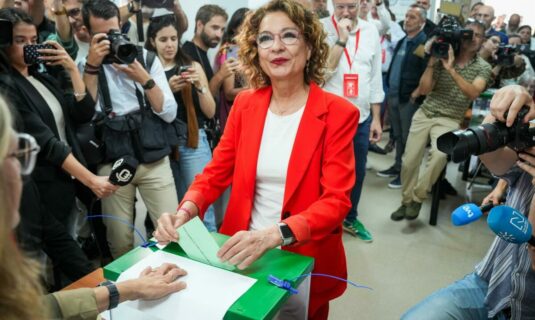 montero anima a los andaluces a no quedarse en casa y a ir a votar con ilusion en este dia importantisimo