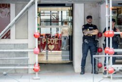 los agentes de la uco salen de la sede del psoe tras 12 horas recabando informacion