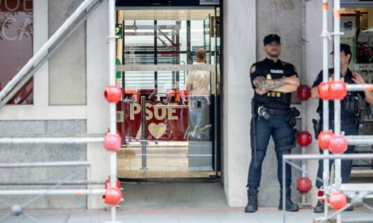 los agentes de la uco salen de la sede del psoe tras 12 horas recabando informacion