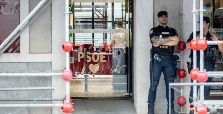 los agentes de la uco salen de la sede del psoe tras 12 horas recabando informacion