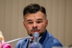 la maniobra de rufian sacude a la izquierda sumar lo saluda comuns le pide una reunion e iu muestra reservas