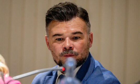 la maniobra de rufian sacude a la izquierda sumar lo saluda comuns le pide una reunion e iu muestra reservas