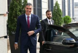 sanchez da todo su apoyo a zapatero y feijoo pide su salida para que no siga manchando la presidencia del gobierno