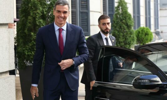 sanchez da todo su apoyo a zapatero y feijoo pide su salida para que no siga manchando la presidencia del gobierno