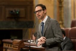 el pp defiende su ley antiokupas entre acusaciones de la izquierda de legislar para bancos y fondos buitre