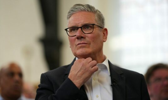 dimite la primera miembro del gobierno de reino unido y ahonda la crisis de liderazgo de starmer