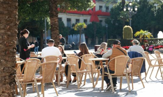 el paro cae en 62 668 personas en abril y baja de los 24 millones por primera vez desde junio de 2008