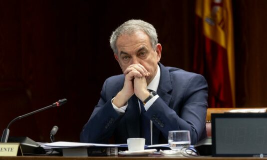 el juez imputa a zapatero por el caso plus ultra y la policia registra su despacho y la empresa de sus hijas
