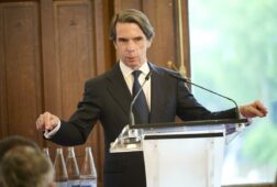 aznar advierte de que una continuidad de la actual coalicion de gobierno supondra el final del sistema constitucional