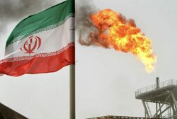 el petroleo cae a los 77 dolares mientras avanzan las negociaciones y suavizan las sanciones al crudo irani