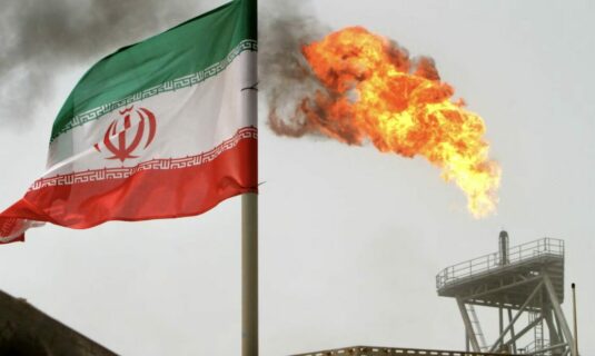 el petroleo cae a los 77 dolares mientras avanzan las negociaciones y suavizan las sanciones al crudo irani