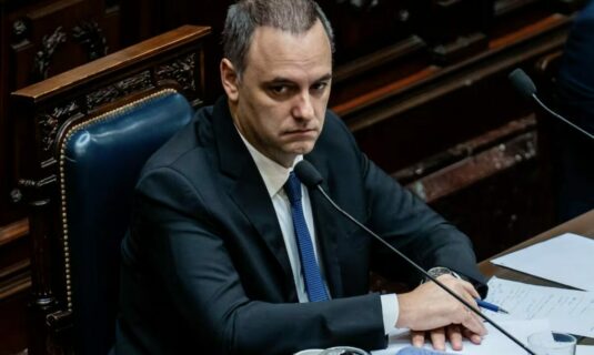 manuel adorni jefe de gabinete de milei renuncia tras meses de escandalos de corrupcion en argentina
