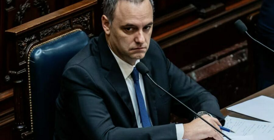 manuel adorni jefe de gabinete de milei renuncia tras meses de escandalos de corrupcion en argentina