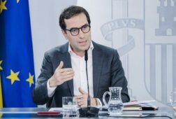 el gobierno mejora al 26 el crecimiento del pib para 2026 y eleva una decima al 22 la de 2027