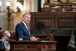 enrique santiago acusa al pp de ser tramposo y antisistema por bloquear medio ano la renovacion del constitucional