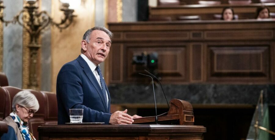 enrique santiago acusa al pp de ser tramposo y antisistema por bloquear medio ano la renovacion del constitucional