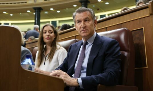 feijoo pide a sanchez dimitir y no estirar esta basura y el presidente rechaza lecciones del pp tras su corrupcion