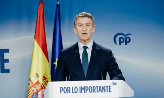 feijoo dice que el gobierno esta podrido pero subraya que todo esta saliendo a la luz porque la democracia funciona