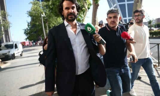 la pareja de ayuso respalda la version de miguel angel rodriguez en la causa sobre revelacion de secretos