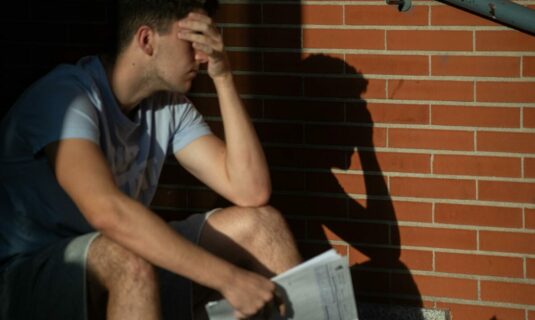 el 42 de jovenes afectados por la crisis de vivienda percibe su salud mental como regular o mala segun un estudio