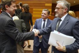 pp y vox alcanzan un acuerdo para gobernar en castilla y leon