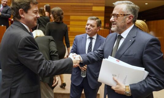 pp y vox alcanzan un acuerdo para gobernar en castilla y leon