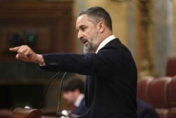 abascal pregunta a sanchez si no le da verguenza aguantar y le pide elecciones limpias porque supone que las alterara