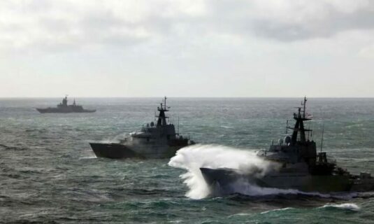 una fragata rusa dispara contra un yate britanico a modo de advertencia