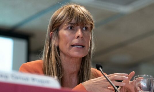 el juez peinado cita este miercoles a begona gomez para que entregue el pasaporte