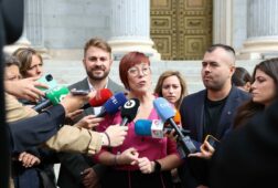 compromis esperara a escuchar a sanchez para medir su apoyo al gobierno pero le urge adoptar medidas anticorrupcion