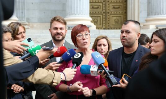 compromis esperara a escuchar a sanchez para medir su apoyo al gobierno pero le urge adoptar medidas anticorrupcion
