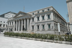 psoe pp y vox se unen en el congreso para rechazar la salida de la otan y revertir el aumento del gasto en defensa