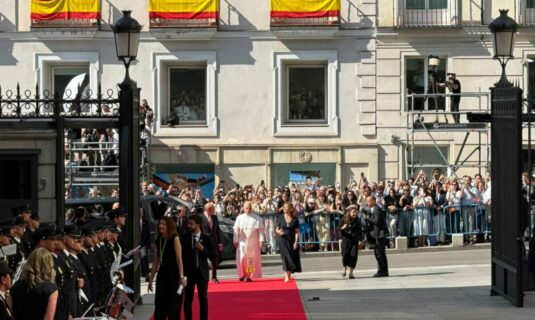 leon xiv llega al congreso donde le reciben los maximos representantes de los tres poderes del estado