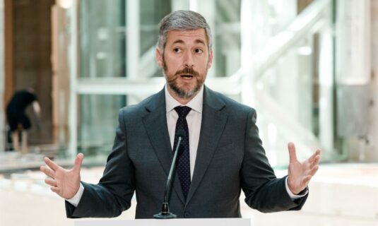 la comunidad de madrid insiste en que sanchez convoque elecciones tras convertir el palacio de la moncloa en el hampa
