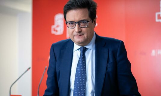 lopez avisa a quienes intentan desde fuera presionar que el psoe quiere seguir gobernando mas alla de 2027