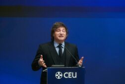 milei presenta en madrid su modelo de buena politica frente a quienes tienen manos porosas o roban joyas