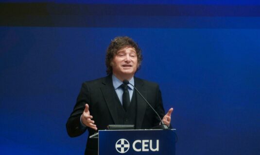 milei presenta en madrid su modelo de buena politica frente a quienes tienen manos porosas o roban joyas