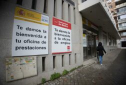 el paro cae y marca su menor nivel en mayo en 19 anos con 232 millones