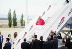 leon xiv pide respeto para cada ser humano en el avion a espana la iglesia tiene un mensaje para todos