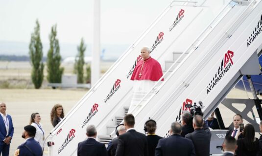 leon xiv pide respeto para cada ser humano en el avion a espana la iglesia tiene un mensaje para todos