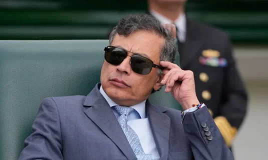 petro suspendido de forma provisional como presidente hasta despues de las elecciones