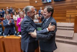 feijoo felicita a manueco por lograr por tercera vez consecutiva la presidencia de castilla y leon