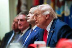trump ve desproporcionado el ataque israeli a beirut y pide calma porque esta muy cerca de pactar con iran